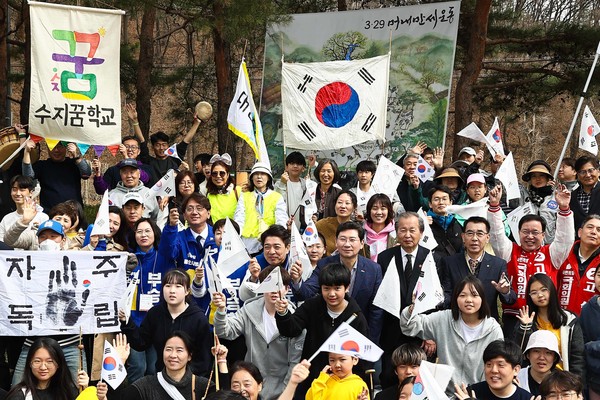 이상일 용인특례시장이 30일 머내만세운동 기념식에서 참가자들과 만세운동을 재연하고 있다. /사진=용인시