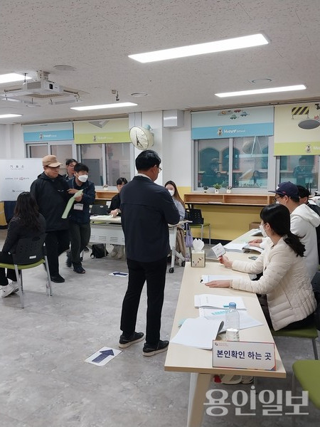  이른 아침 투표에 나선 유권자들(기흥구 상갈동 제3투표소, 06:50)