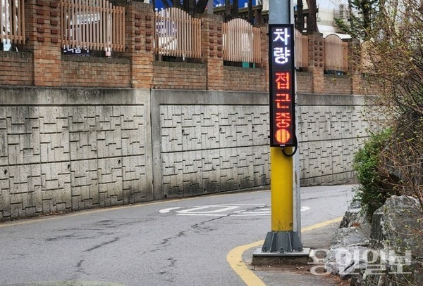 상현1동 서원통로 인근에 설치된 AI 기반 교통안전시스템이 실시간으로 위험신호를 안내하고 있다. /사진=용인시