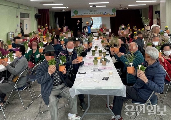 4월 5일 지역주민과 함께하는 ‘ESG 용복의 식목일:청춘’ 행사 모습.  /사진=용인종합사회복지관