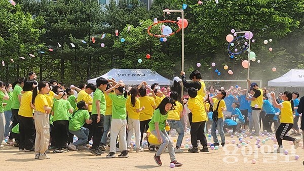 용인 상하초 등학교 학생들이 한껏 즐기고 있는 한마음운동회  모습. /사진=상하초