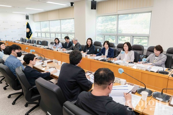 의원연구단체 탄소중립연구소Ⅱ 회원들과 연구 용역 관계자들이 의견을 나누고 있다. /사진=용인시의회