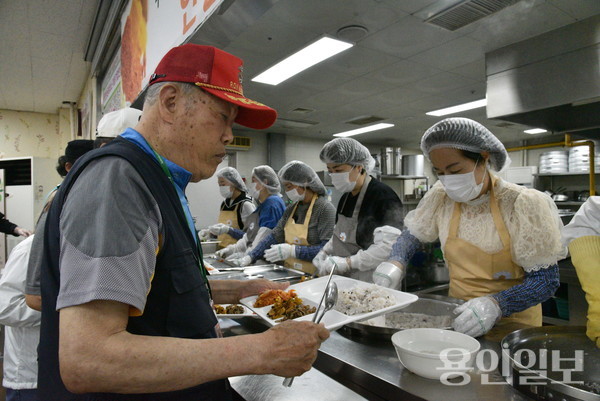 용인시처인노인복지관은 지난 3일 용인상공회의소 여성기업인협의회 7명 회원과 식사 배식 자원봉사활동을  진행했다. /사진=용인시처인노인복지관