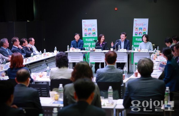 이상일 용인특례시장이 지난 8일 용인미디어센터에서 지역 내 중학교 21곳의 교장과 간담회를 가졌다. /사진=용인일보