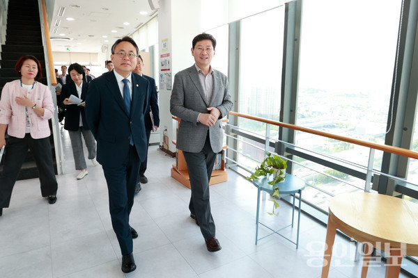 이상일 용인특례시장이 고기동 행정안전부 차관과 용인 청년LAB 시설을 둘러보고 있다. /사진=용인시