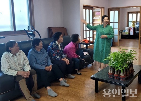 백암면이 경로당 어르신을 대상으로 원예 프로그램을 진행한다. /사진=용인시