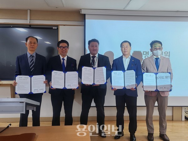 최로부터 용인일보대표 이기준, 새마을대학 학장 민화규, 명주병원 홍보팀장 김건오, 새마을대학 동문회장 김태근, 새마을대학 이사 정성규 