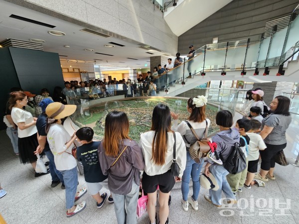 용인시외국인복지센터가 이민자들과 함께 수원시 주요 역사유적지 탐방에 나섰다. 