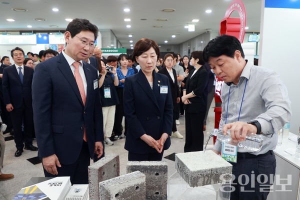 이상일 용인특례시장과 한화진 환경부장관이 행사장 2층에 마련된 환경 관련 기업 홍보관을 방문해 관계자의 설명을 듣고 있다. /사진=용인시