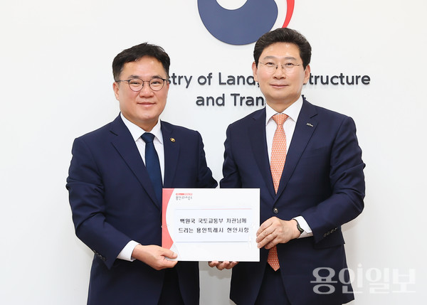 이상일 용인특례시장이 지난 5일 백원국 국토교통부 제2차관을 만나 교통망 확충을 위한 8가지 건의사항을 전달했다. /사진=용인시