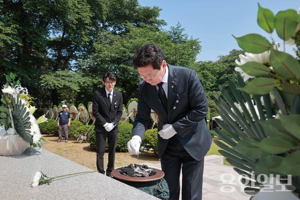 용인특례시는 6일 처인구 김량장동 중앙공원 내 현충탑에서 제69회 현충일을 맞아 추념식을 열었다.(사진은 이상일 시장 헌화, 분향 모습)