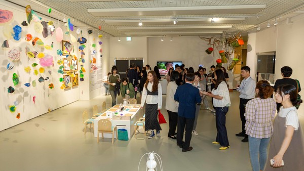 용인문화재단이 포은아트갤러리에 개최한 기획전 '친애하는 지구에게' 전시장 전경.