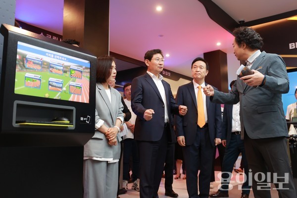 이상일 용인특례시장, 임태희 경기도교육감이 가상현실 스포츠 체험센터 내부 시설을 둘러보고 있다. /사진=용인시