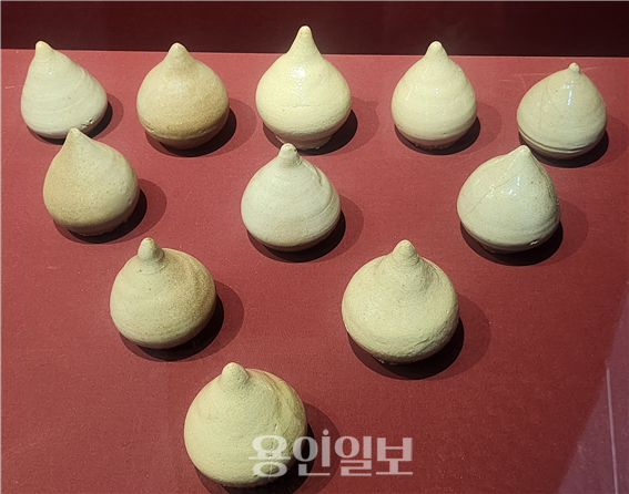  서봉사지(瑞峰寺址)에서 출토된 백자연봉(白瓷蓮峯), 용인시 박물관 소장