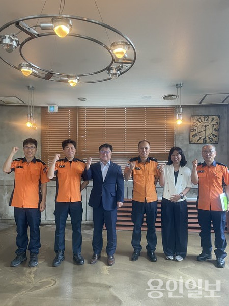 용인특례시 기흥구가 지난 4일 지역 내 4개 119안전센터장과 간담회를 열고 기념촬영을 하고 있다. /사진=용인시