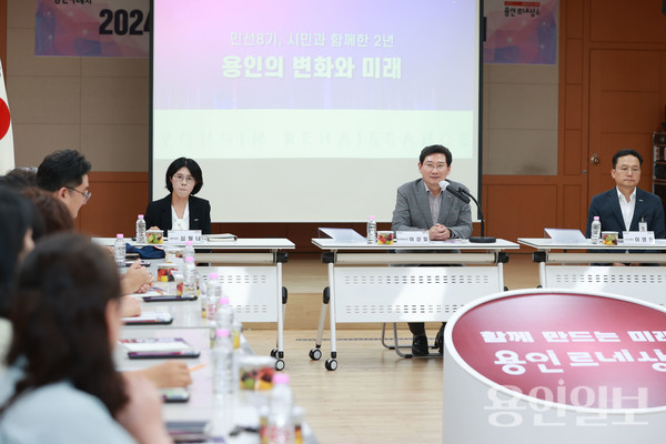 이상일 용인특례시장이 5일 수지구 상현1동 주민들과 소통간담회를 열어 인사말을 하고 있다. /사진=용인시