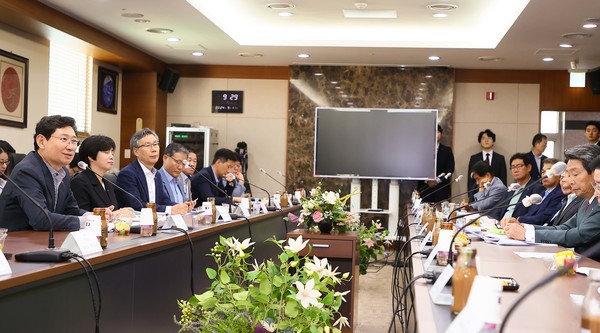 특강을 마친 이상일 용인특례시장은 지역 내 기업인들과 간담회를 가졌다. /사진=용인시