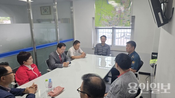   경찰 지구대를 방문하여 환담하고 있다.