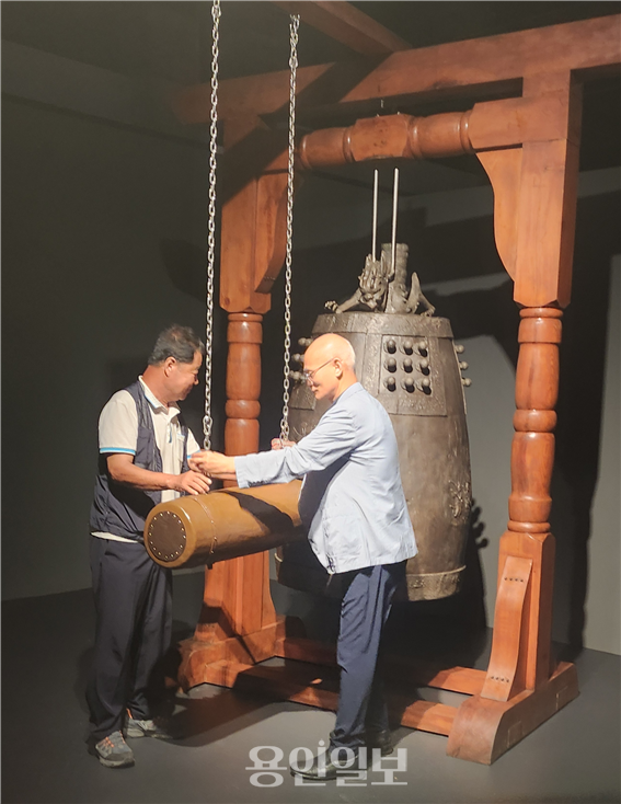 정동후 주성장(좌)과 이동국 경기도박물관장이 상원사 동종 재현품을 타종