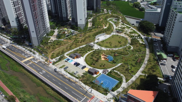 용인특례시 처인구 고림동 힐스테이트용인둔전역 아파트 옆에 조성된 보평근린공원 전경