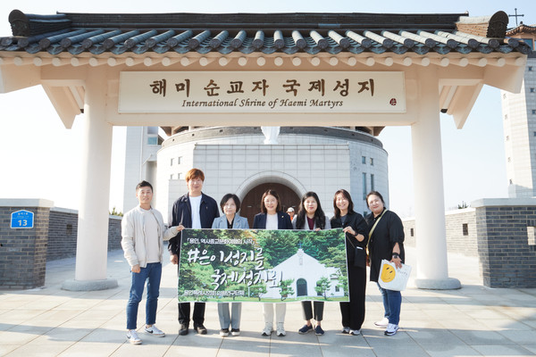 해미국제성지에서 의원연구단체 ｢용인, 역사종교문화여행의 시작｣ 회원들과 관계자 등이 기념 촬영을 하고 있다. /사진=용인시의회