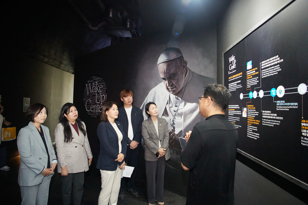 Wake-up 국제청소년센터를 의원연구단체 ｢용인, 역사종교문화여행의 시작｣ 회원들과 관계자 등이 둘러보고 기념 촬영을 하고 있다. /사진=용인시