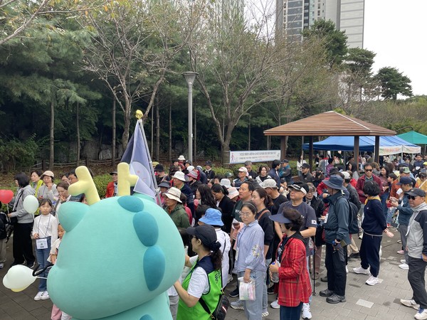 지난 19일 기흥구 동백3동에서 열린 '동백3동민의 날 걷기대회'에 참여한 지역 주민들의 모습