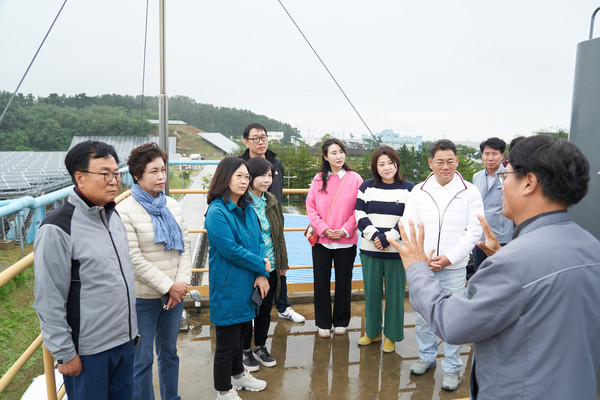 경제환경위원회 위원들이 한국동서발전 동해발전본부에서 관계자로부터 설명을 듣고 있다. /사진=용인시의회