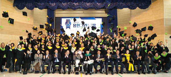 이상일 용인특례시장이 6일 용인그린대학 졸업식에서 졸업생들과 기념촬영을 하고 있다. /사진=용인시