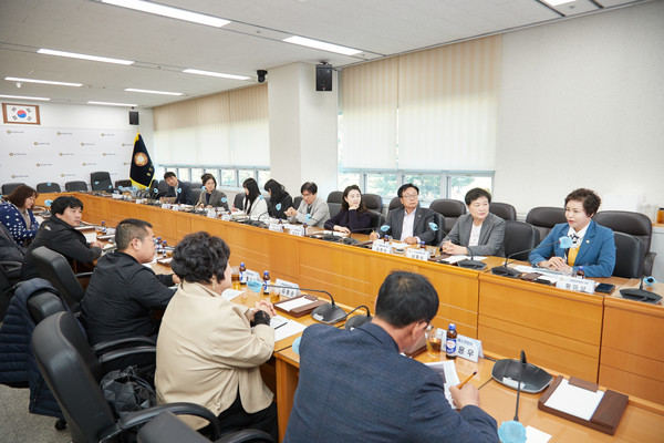 참석자들이 용인특례시 특산품 육성과 지원방안을 심도 있게 논의하고 있다. /사진=용인시의회