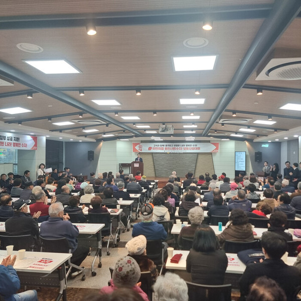  인사말을 하고 있는 고석 위원장 