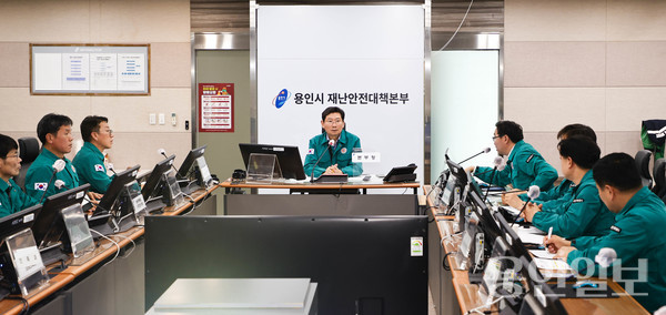 이상일 용인특례시장은 28일 오전 시청 재난안전상황실에서 폭설 대응 비상대책회의를 주재하고 제설작업에 총력을 다해줄 것을 당부했다. /사진=용인시