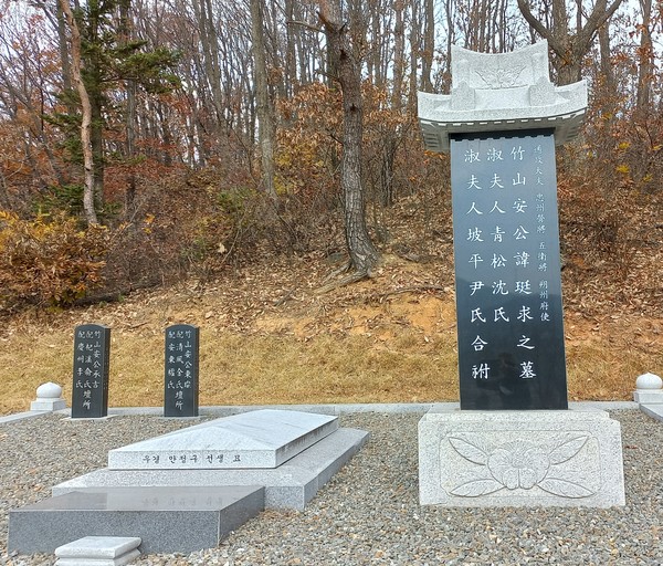 ▲충주영장을 지낸 우경 안정구 선생 묘소 모습. 용인시 처인구 백암면 용천리 선영. 이곳에는 유사비와 사각묘테석, 상석, 안내판 등이 설치돼 있다. (사진=저자)
