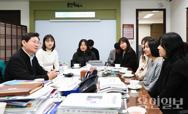 이상일 용인특례시장이 지난 12월 6일 시장실에서 기흥교육문화발전추진위원회 회원들과 기흥역세권 중학교 설립을 논의하는 간담회를 가졌다. /사진=용인시