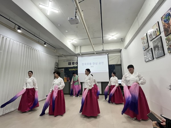 12월 10일 열린 2024 학습발표회서 한국무용 한삼공연. /사진=떼루아장애인평생학교