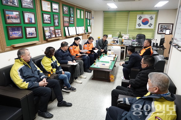 12월 11일 용인중앙시장 상인회 사무실에서 열린 겨울철 화재예방 등 안전관리 강화 위한 합동간담회 모습. /사진=용인소방서