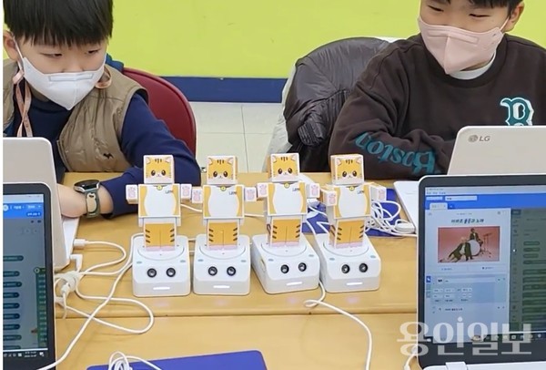 APT 노래를 활용한 토이봇 군무 맞추기를 하고 있는 학생. /사진=신갈청소년문화의집