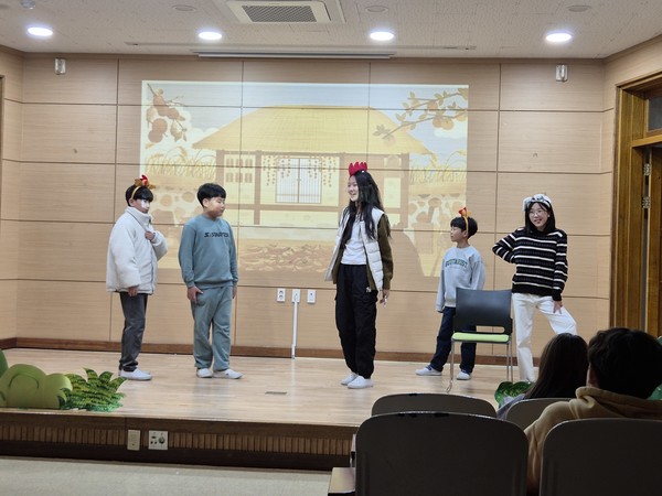 학생주도 연극 '마당을 나온 암탉' 공연. /사진=공세초