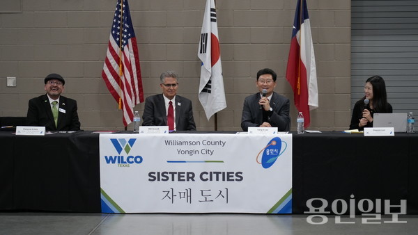 이상일 용인특례시장이 현지시간 1월 9일 미국 윌리엄슨 카운티를 방문해 자매결연 협약서에 서명하고 인사말을 하고 있다. /사진=용인시