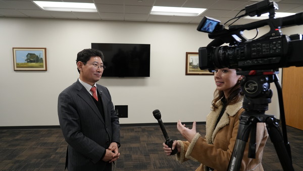현지시간 1월 9일 이상일 용인특례시장이 미국 윌리엄슨 카운티와 자매결연 협약서에 서명하고 현지 언론과 인터뷰를 하고 있다. /사진=용인시