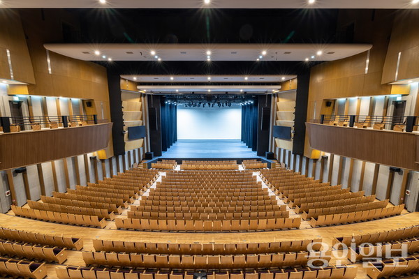 용인포은아트홀 객석 증축공사를 마치고 1월 18일 재개관 기념 공연을 개최한다.사진은  객석에서 공연장을 바라본 모습. /사진=용인문화재단