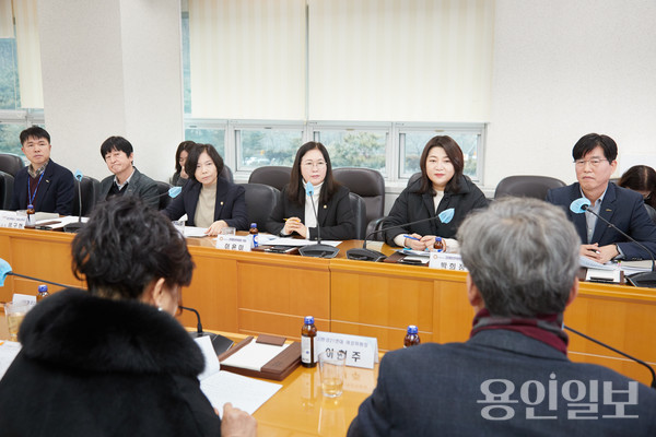 용인시 다회용기 사용 활성화 지원 조례 제정을 위한 간담회가 진행되고 있다. /사진=용인시의회