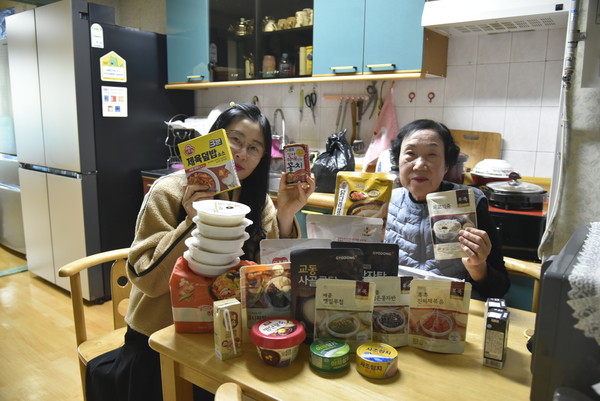 용인시처인노인복지관은 취약계층 어르신께 따뜻한 명절을 보낼 수 있도록 식료품 및 방한용품을 전달했다./사진=용인시처인노인복지관 