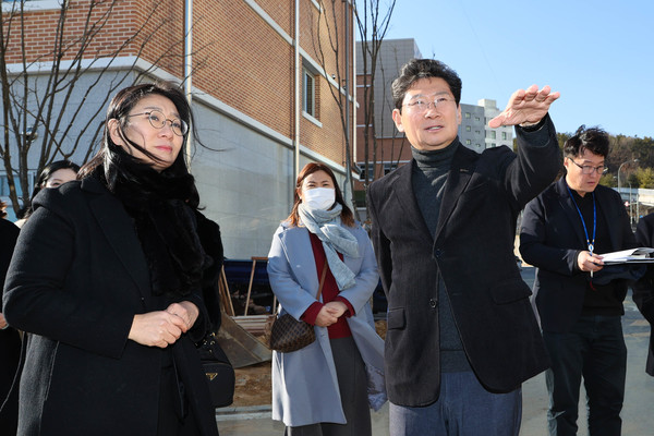 이상일 용인특례시장이 3월 개교하는 처인초·중 통합학교를 방문해 개교 준비 상황을 점검했다. /사진=용인시