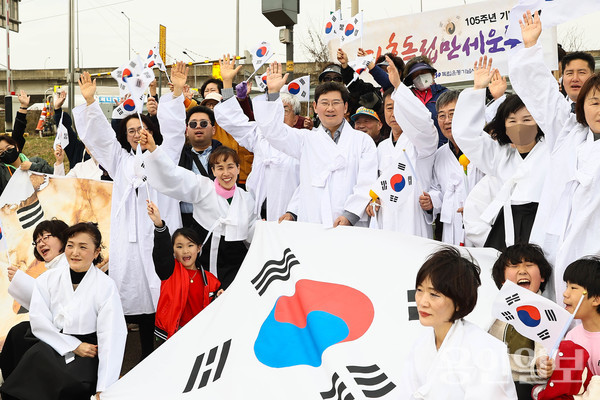 용인 원삼면에서 3.1만세운동과 독립운동 기록 조명하는 순회전시회가 열린다. 사진은 지난해 30일 열린 기흥독립만세운동 모습 /사진=용인시