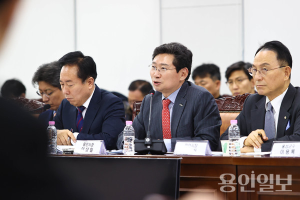 2024년 12월 12일 이상일 용인특례시장이 국토교통부 세종청사 대회의실서 열린 제7차 국가산단 범정부 추진지원단 회의에서 용인 첨단시스템반도체 국가산업단지 성공을 위한 의견을 제안하고 있다. /사진=용인시