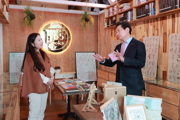 이상일 용인특례시장이 12일 지역 독립서점 365북스를 방문했다. /사진=용인시