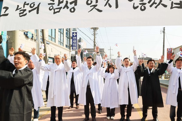 용인특례시는 22일 오전 처인구 원삼면 이음센터 야외무대에서 106년 전 일어났던 용인 3·21 만세운동 기념하는 행사를 열었다.