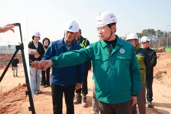 이상일 용인특례시장이 1일 '용인 Farm&Forest타운' 조성사업 현장을 점검하고 있다. /사진=용인시
