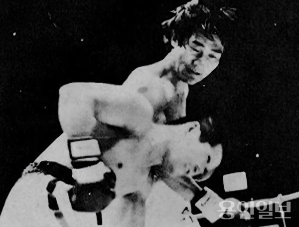 하쿠사(좌)와 방어전을 펼치는 임재근 선수(우)